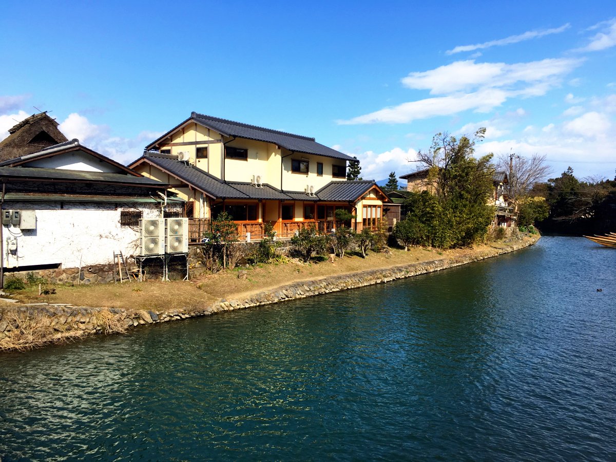 岚山风景区大部分民宿和餐厅都是临河而建的,所以在这里入住和吃饭,都