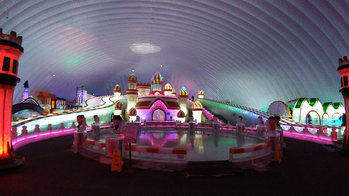 在太阳岛打的回酒店的时候,师傅告诉我有室内的冰雪世界图片