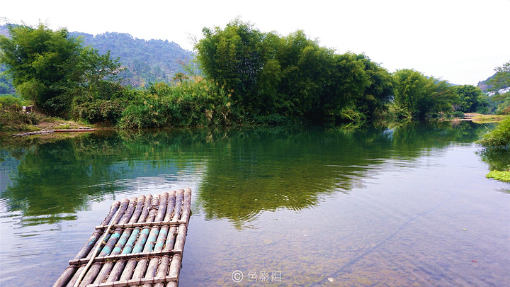 这就是度假的感觉吧,有山有水有竹筏,山清清,水浅浅,水下还能看到水草