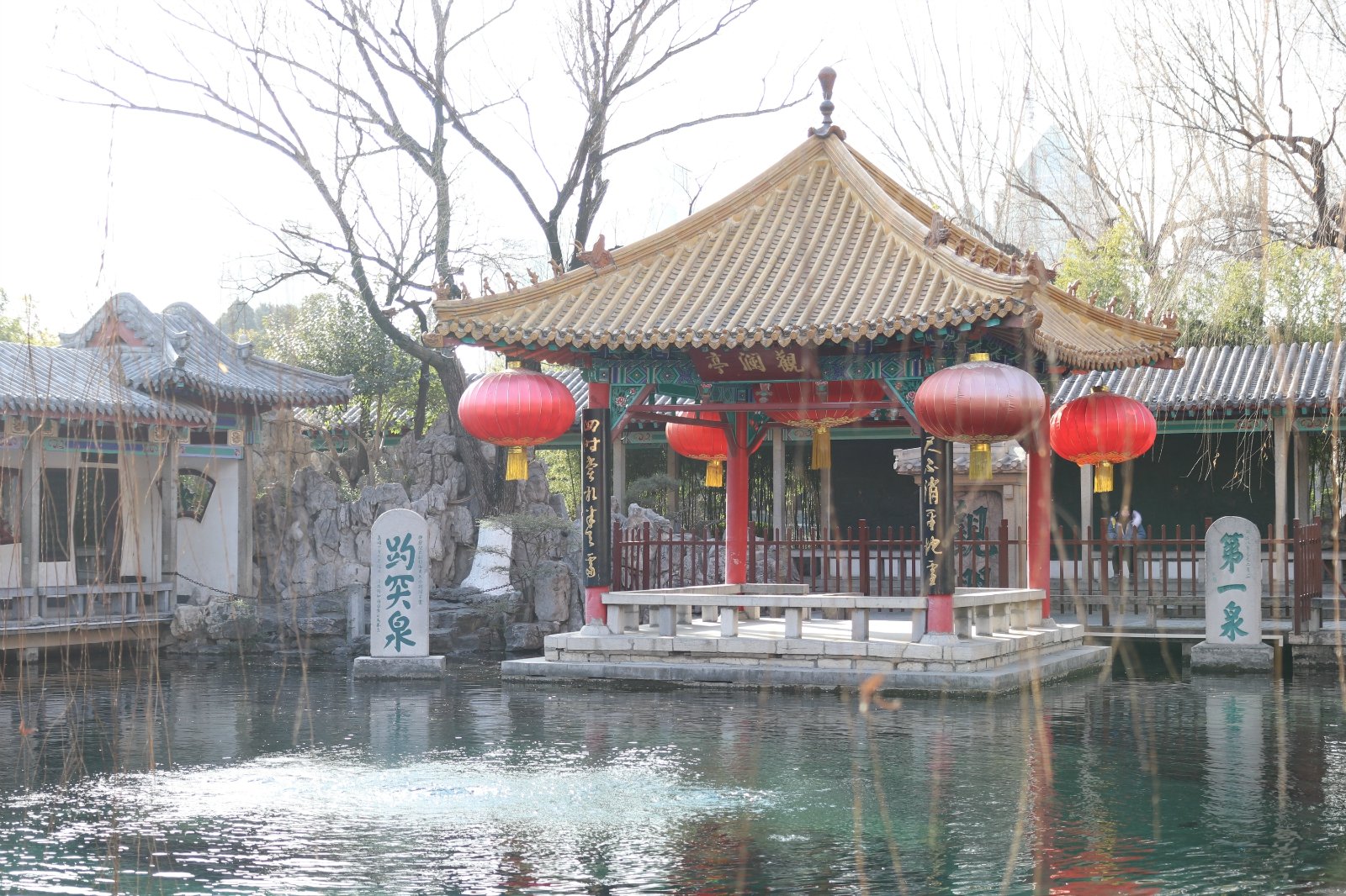 2018趵突泉景区游玩攻略,一边是楼阁彩绘,雕梁画栋,._风景520 2018趵突泉景区游玩攻略,一边是楼阁彩绘,雕梁画栋,.