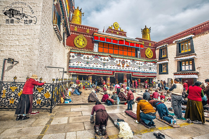 大昭寺是藏转佛教的圣寺,到大昭寺朝拜的信徒很多,宗教氛围十分浓郁.