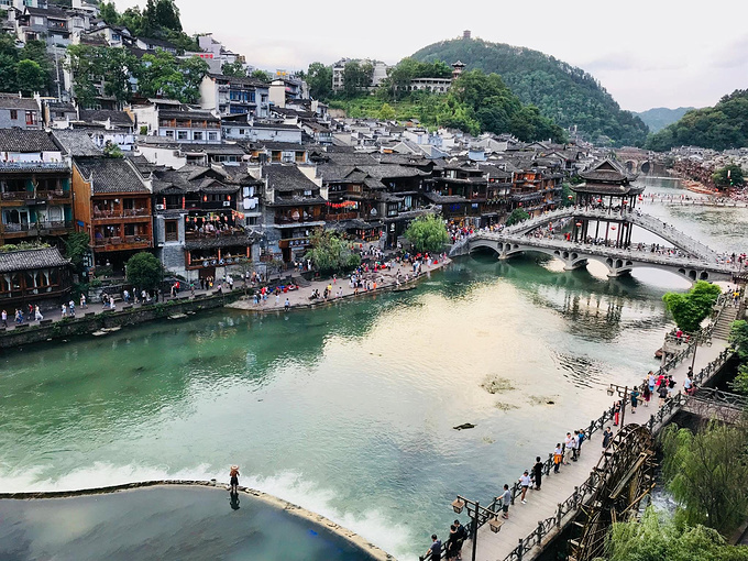 湘西凤凰,沱江水畔.