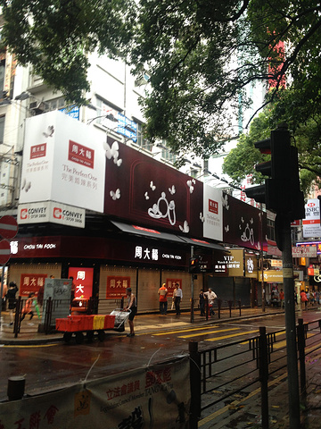 2015今天凌晨,香港全境悬挂8号风球,商场全部