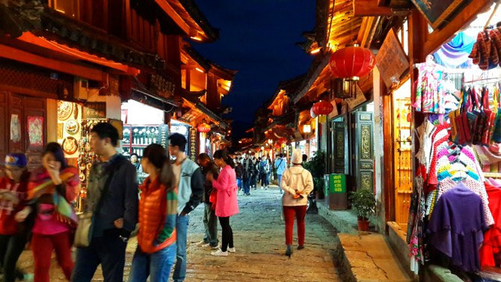 2015吃完去买当地的特产:陈年普洱,鲜花饼,车.