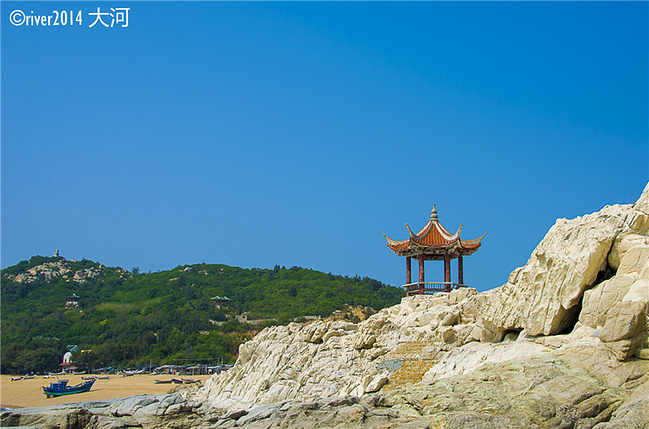 听从宾馆老板的建议,早上5:30起床,赶在6:00前进入妈祖祖庙免票,而且山顶的观景台上可以拍日出。 湄洲妈祖祖庙始建于宋雍熙四年(987)。后世经过不断扩建修葺,至天圣年间(1023—1032),已初具规模。1966年,湄洲妈祖祖庙陆续遭到破坏,只剩下圣父母祠(佑德祠)和中军殿。1978年,林聪治等人率领众乡亲进行大规模的妈祖祖庙重修工作。莆田湄洲妈祖祖庙是世界始建年代最早、建设规模最大、祭拜规格最高的妈祖庙,也是世界上5000多座妈祖庙的祖庙。 妈祖祖庙建在一座小山上,海拔并不高,只有几十