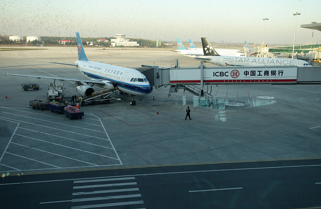 从沈阳到厦门的飞机_底特网 我们选择乘坐空港快线到轮渡码头(出机场右转,上车买票,票价10元),因拿行李不方便,到码头后打出租车到达酒店(速8厦大店),后来发现这酒店真真是选对了,除了要走个上坡外,其他满分,交通极其方便的说,据各景点那是相当近。当时还在纠结要不要住客栈.....