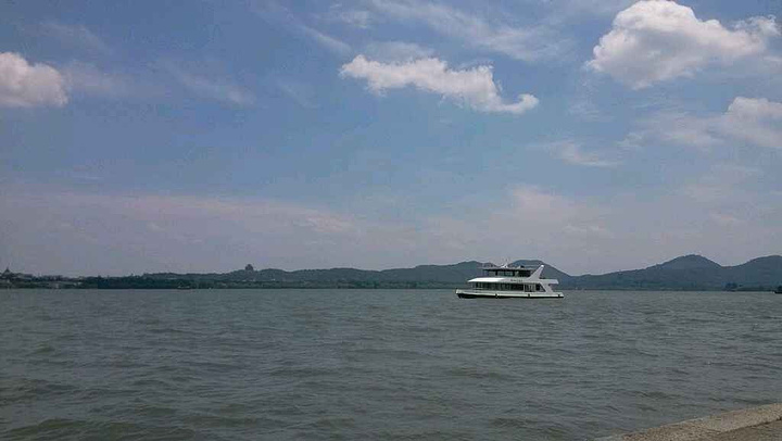 2015白堤是将杭州市区与风景区相连的纽带,东