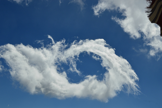 用天上的云作一首诗歌,谁能帮我