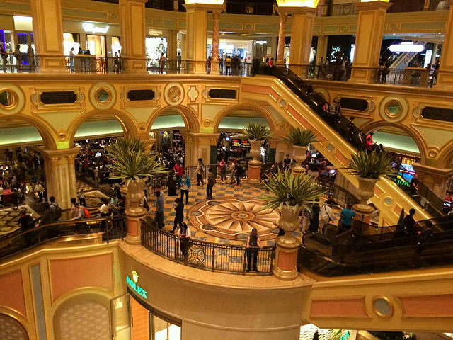 2015出了关闸,就会看到各种赌场发财车的上车