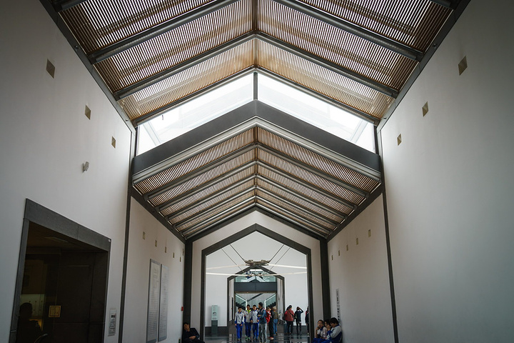 苏州博物馆建筑本身就是一件艺术品,是由化裔建筑大师贝聿铭先生设计