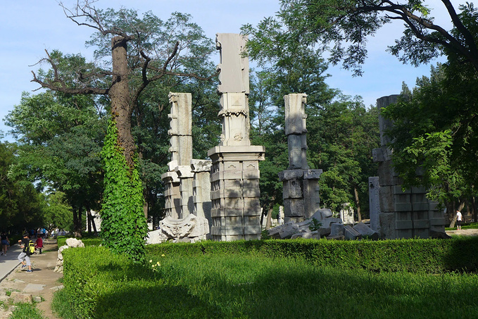 与颐和园相邻,由圆明园,长春园和万春园组成,也叫圆明三园.