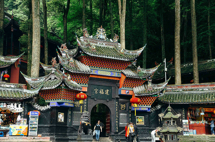 林里,道观比较幽静,可以看到道家炼丹的一些介绍,去青城山的话可以话