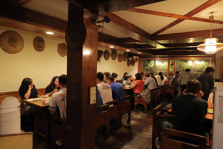 2015饭店把特色菜都写在饭店的招牌上_山宾饭