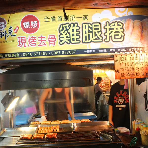 去士林夜市之前可能期待的太多了,结果有点失望。总体来说士林夜市好像越来越商业了,这是我的第一感觉,现在的游客特别多,摊位虽然很多,但是味道一般。不过去台北士林夜市还是必去的,已经成了一个指标了。 先说说交通,我是搭乘地铁淡水线到士林站下车,2号出口就是士林夜市方向,出来以后有路标指示牌,大约五分钟就可以走到。在士林地铁站有很多如下图一样的旅游指示图,可见这里已经成为及其著名的旅游景点了。关于台湾地铁,一定要注意不要在地铁内吃东西,喝饮料和水也不行,手里可以拿着但绝对不可以吃,台湾地铁这点还是挺敏感的。和韩
