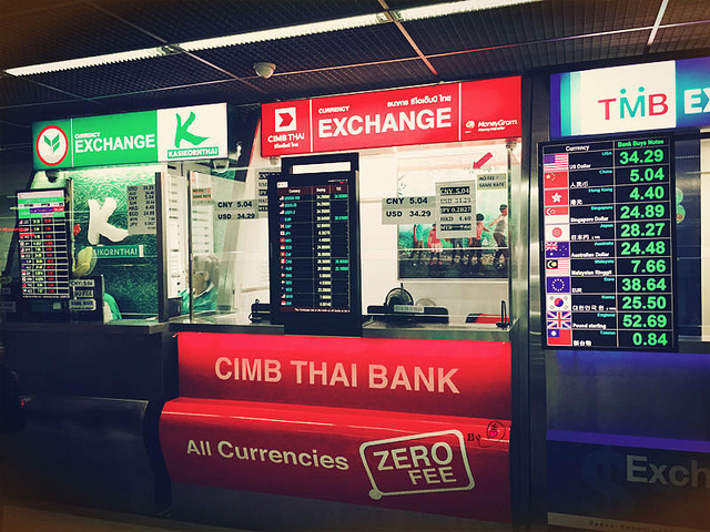 2016机场兑换外币处,几家银行的吧!温馨提示帅