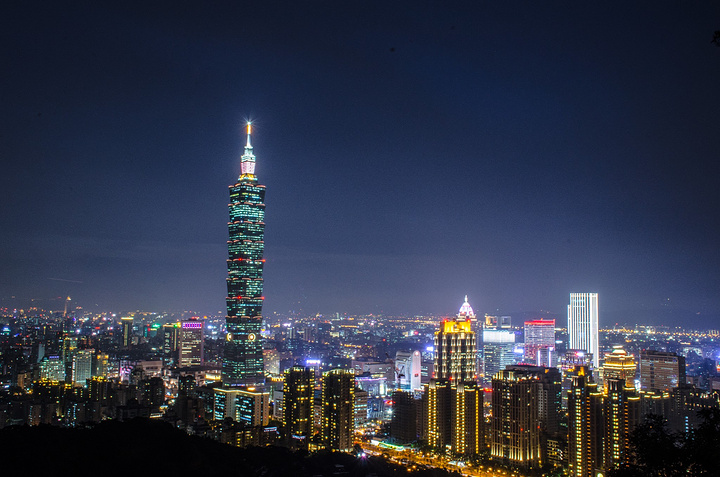 拍到的台北夜景很美,是我们开始决定来台湾时心中所想的那样的那幅