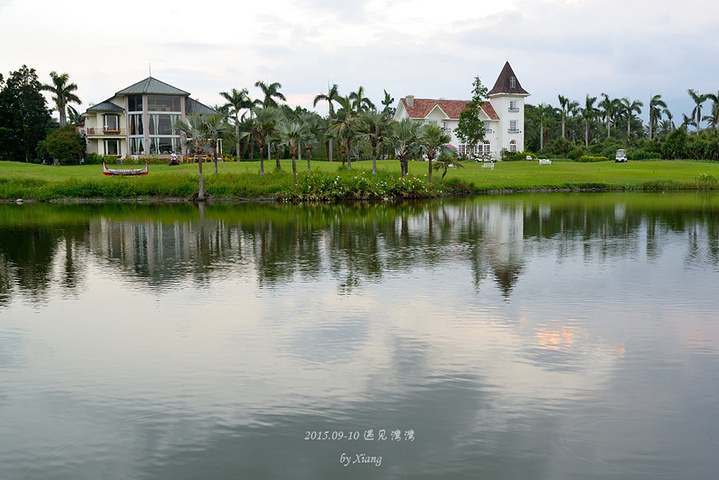 花东纵谷线的最后一个景点,是寿丰乡的云山水自然生态农庄,据说是归一家绿化造景公司所有。所谓“云山水”指的是这里依山傍水,云雾缭绕。湖边有几幢欧式的房子,实际上都是私人的房产。此外这里还有一座酒店,叫做“有熊的森林”。我们在云山水停留片刻,便继续出发前往花莲。