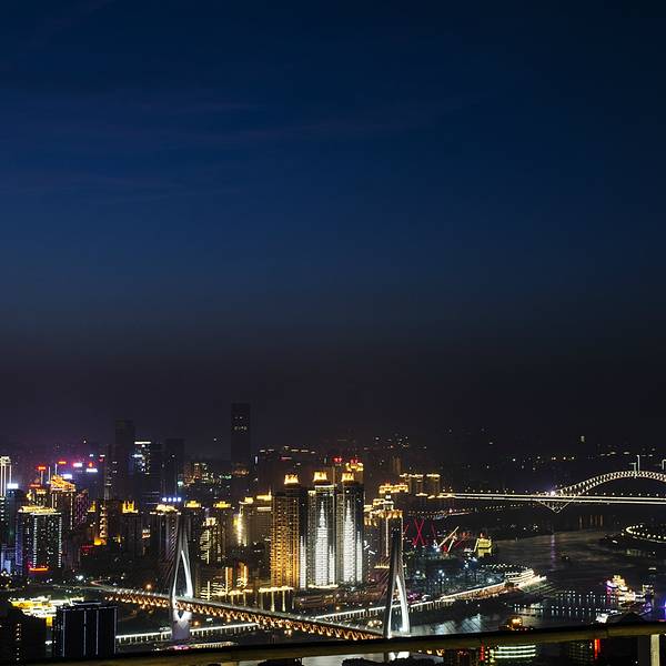 重庆赏夜景的位置有很多,登高远眺的地方有大金鹰观景台,三块石观景台