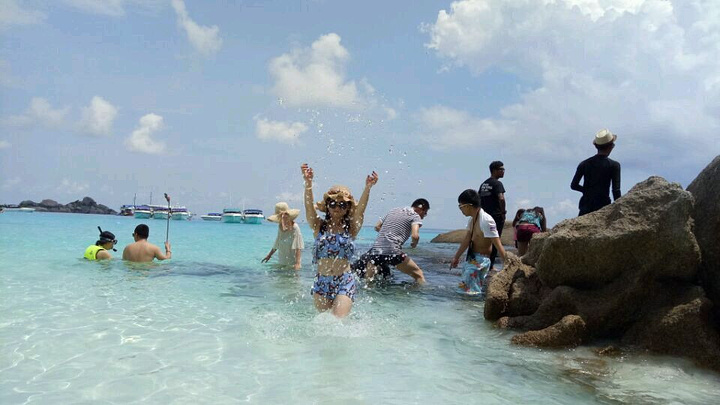 10点半左右到达第一个景点4号岛,自由活动1小时.很蓝很美,对不对.