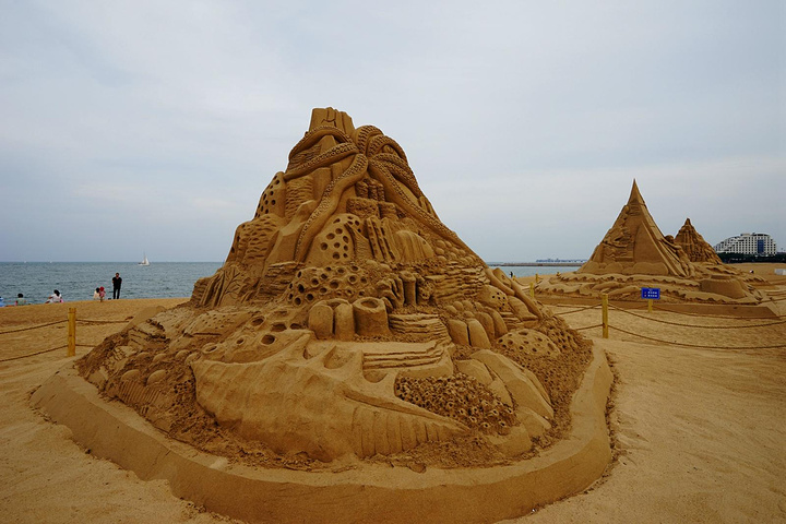 尤其是带孩子的,这里的沙雕,小火车,杂技表演,儿童游客设施,体验冲浪