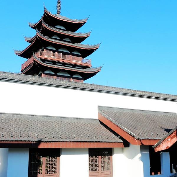 1959年,因兴建新安江水电站,始于汉唐年间的"狮城"、"贺城"一夜间被淹没在这片碧波之下,沉入湖底,而在2011年2月,《中国国家地理》杂志刊发了一组水下古城的精美照片,到了2016年6月,文渊狮城揭开自己的面纱,开始迎客! 哈哈,历史课到此结束,现在就跟大家好好分享一下,偲偲在狮城的所见所闻,所感所受。文渊狮城之行:狮城在千岛湖的西南湖区,毗邻龙川湾,千岛湖镇过去的话,可以在客运中心站或者北站坐姜家或者汾口方向的客车,跟售票员说下要去狮城哦~她会在合适的站点请你