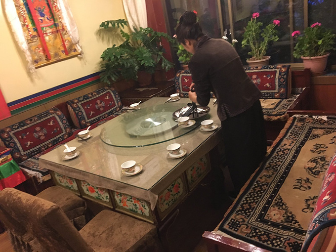 这名导游叫罗布顿珠,团里都叫他罗布拉,在罗布后加一个“拉”字,表示友好。 作为一名当地的信徒,罗布拉非常希望内地人了解西藏的文化,一路上除了讲解景点内容,还介绍很多关于藏传佛教的知识,但是他更愿意为我们讲述人与天地自然相处的方式。 希望西藏未来的旅游开发不要破坏这里的纯净,虔诚。 【关于注意事项】 1.