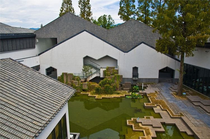 绩溪博物馆由著名的建筑设计大师李兴钢设计,其设计基于对绩溪地理