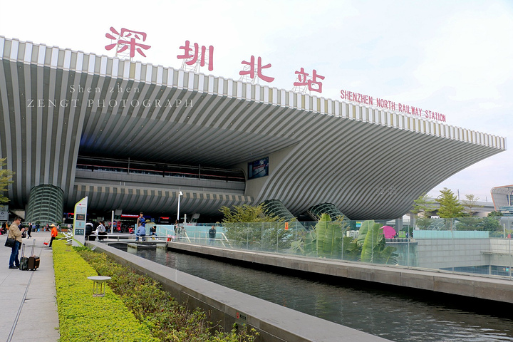 服务深圳的高铁站,连接广深港高铁与厦深高铁.多条地铁可到达