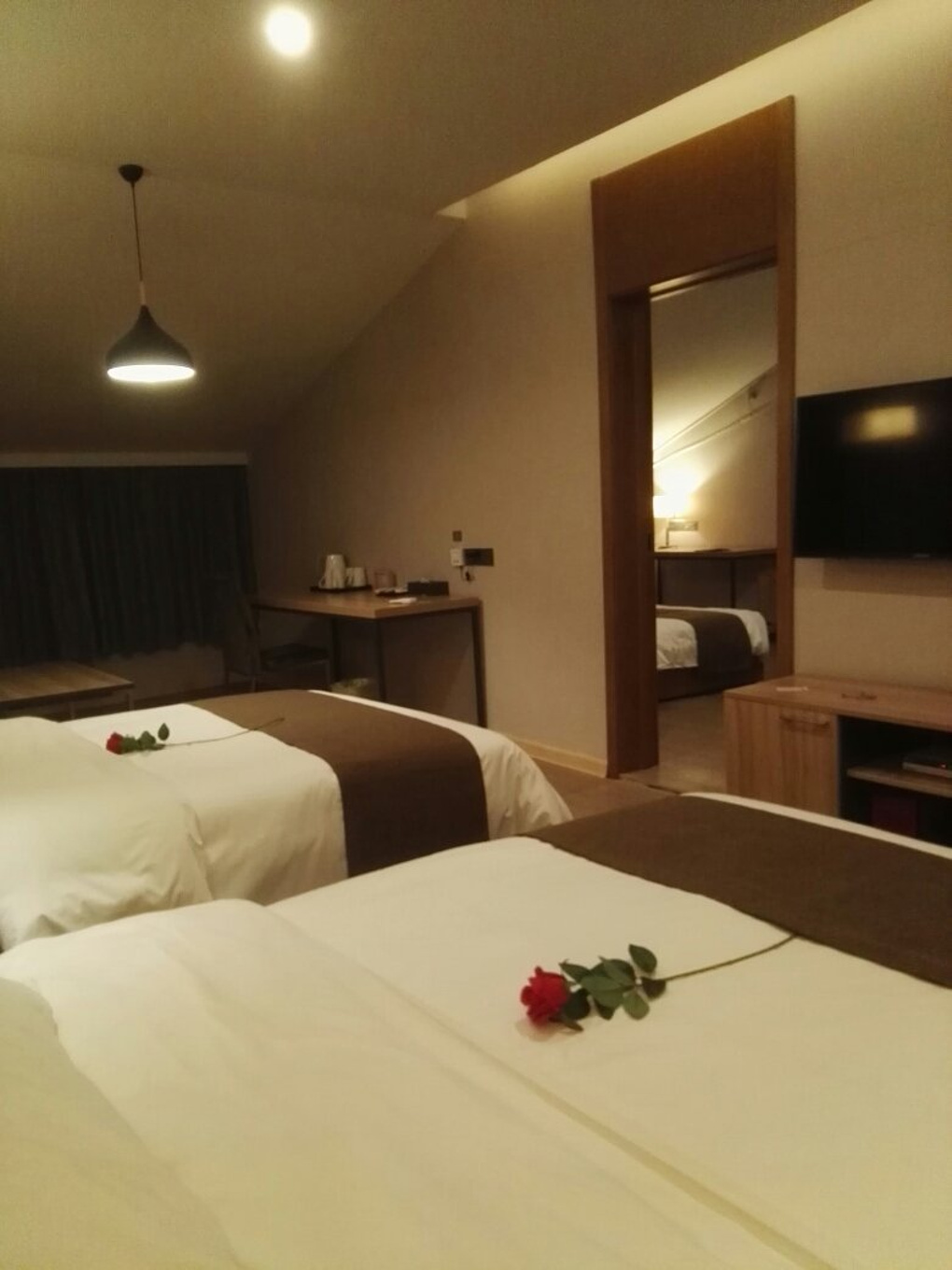 晚上入住张家界景区尚客优酒店,明天游览张家界景区.