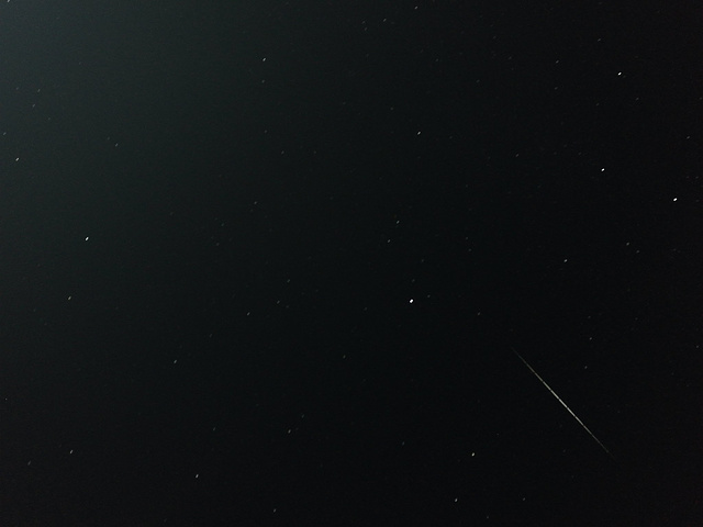 这是一颗肉眼看不到只能拍到的流星,so lucky