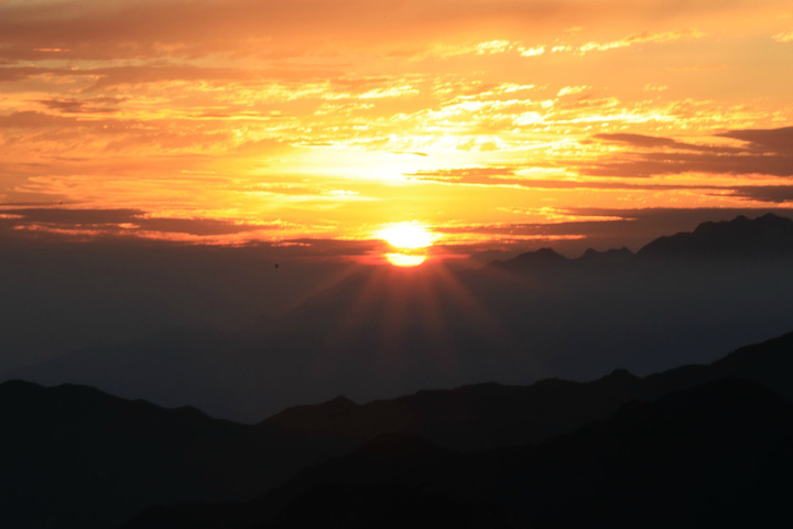 太阳很大······.太阳出来了