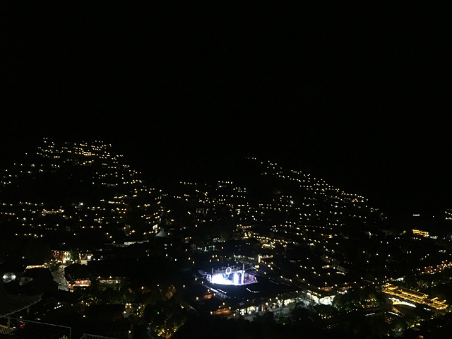 白天与黑夜观看感觉都会不一样,黑夜里的有最多最美的万家灯火.