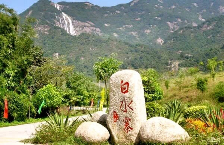 一直只是听说白水寨,却没有去过,可是,为了白水仙瀑布,走4999级的楼梯级,一上一下就成了8000多级的。走在临瀑布而建的木栈道上,感受身旁瀑布倾泻而下的激昂,扬起的洁白水花撒在身上,带来丝丝的清凉。抬头观看白练般的瀑布,可见纯净洁白的水流至山顶处飞泻而下,在树木掩映之下飞流直下,哗哗的水声不绝于耳,让人感觉壮观不已! 可以选择一个周末去白水寨,登高、赏瀑、吸氧、玩乐!白瀑、绿植、阳光,完美地构成一幅和谐的自然山水风景图!既可以可以近距离的欣赏白水仙瀑,又可以感受瀑布奔流直下的气势。 【交通】 1、在广州