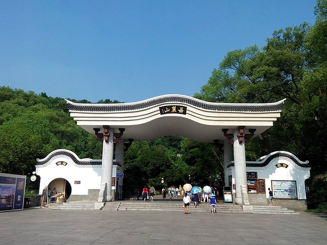 岳麓山荟萃了湘楚文化的精华,名胜古迹众多,集儒释道为一体,圣迹