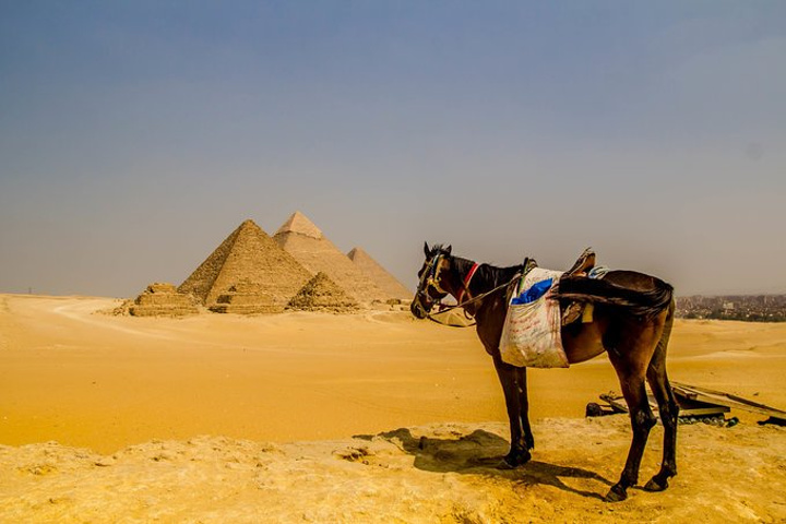 吉萨金字塔(The Pyramids of Giza) 开发时间: 1 May - Ramadan: 7:00 AM - 7:00 PM 1 Ramadan - 30 April: 8:00 AM - 5:00 PM 官网地址: http://www.sca-egypt.org/eng/SITE_GIZA_MP.htm 票价: 1)胡夫金字塔的门票,哈夫拉金字塔的门票,灯光秀的门票,要分开买。 埃及本地人:2LE,外国人50LE(学生25LE) 2.