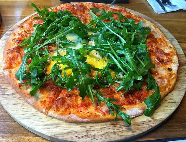 【服务】服务员态度挺亲切,对餐厅特色的菜品非常熟悉.