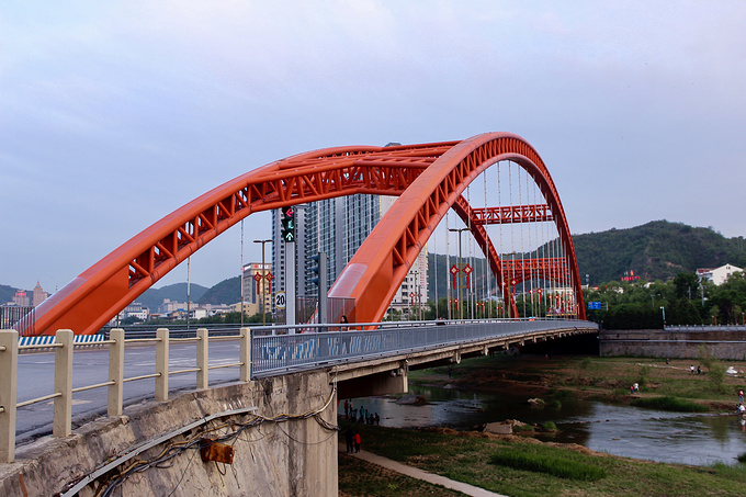 王家坪大桥(也叫彩虹桥),于1998年9月28日建成并投入使用.