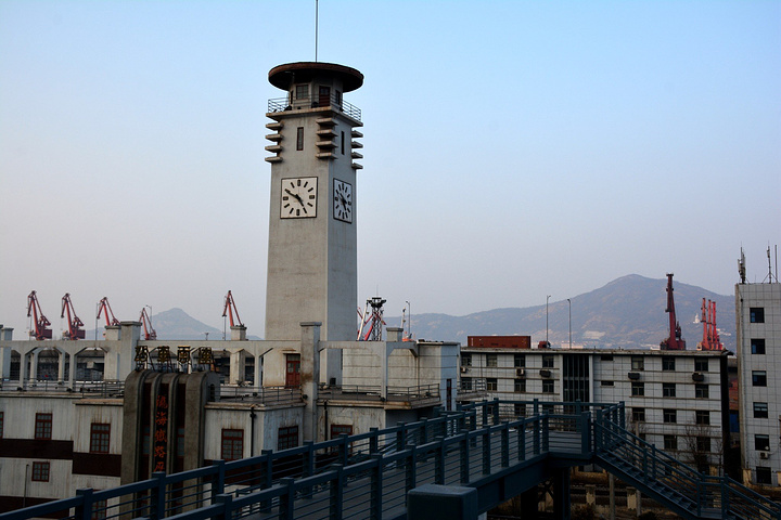 荷兰 籍建筑师设计的带有钟楼的 连云港 标志性建筑 -老火车站; 旁边