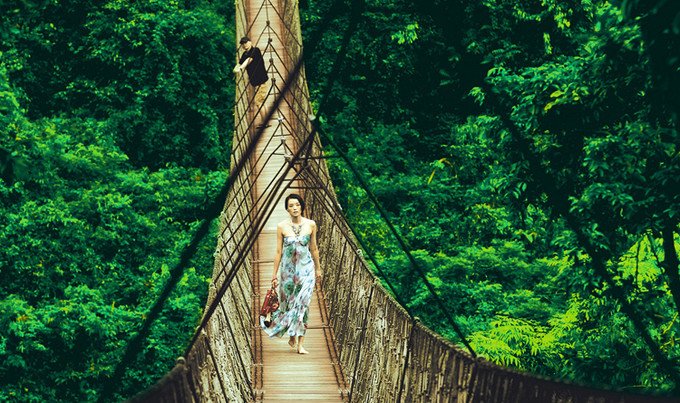 景区内随处都可见非诚勿扰电影中的场景,舒淇走过的