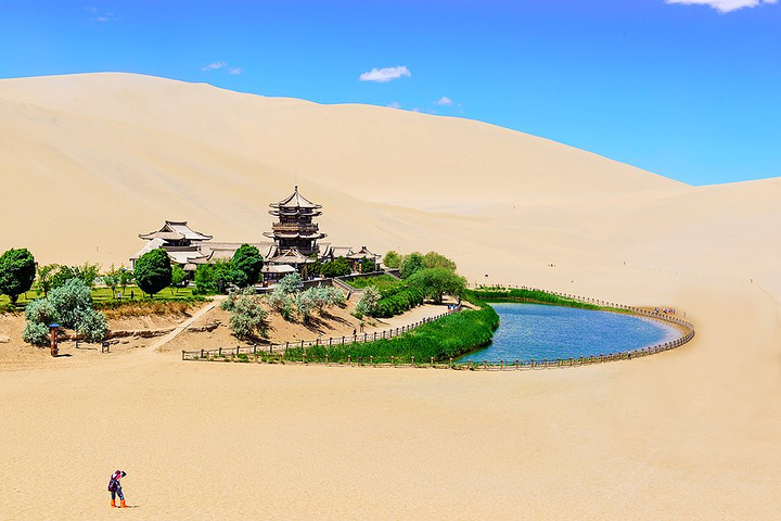 第二大景点鸣沙山月牙泉.