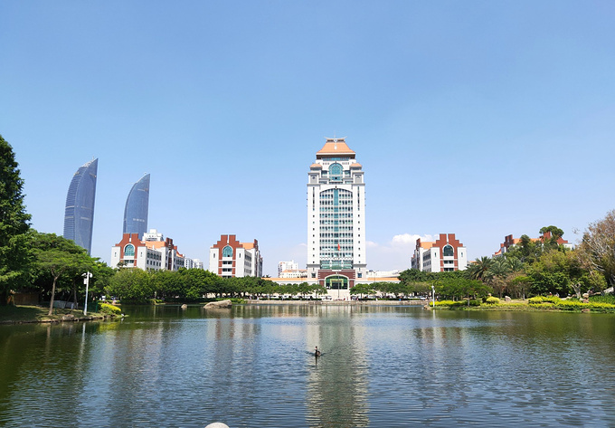 厦大不愧是中国最美大学,处处是美景,可以在芙蓉湖畔看嘉庚楼群,偶遇