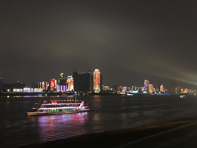 长江边的武汉夜景比同样是长江城市重庆要逊色.