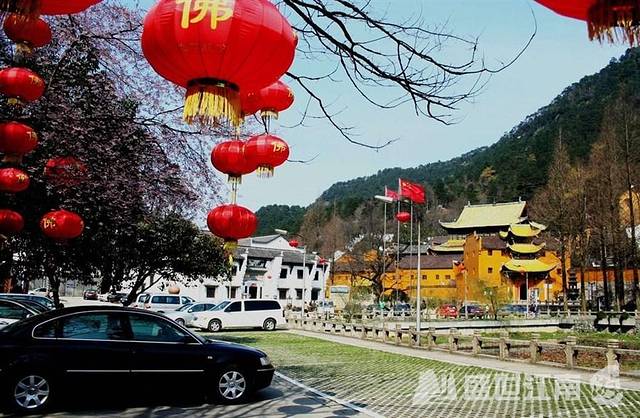 九华山是我国著名的四大佛教名山之一,是著名的地藏菩萨道场。景色秀丽,古刹林立,香火旺盛,宗教文化与山水文化相融,大量的历史人文活动,使九华山成为一座历史悠久、积淀丰厚的文化名山。他以佛教文化和奇丽的自然景观为特色,是游览观赏和开展科学文化活动的山岳型国家重点风景名胜区。长期以来,灵山、圣地、自然、人文相互交融,在这块佛地净土上,演绎出诸多的奇闻、奇观、奇事,从而使地藏菩萨道场神光异彩,佛教文化特色鲜明。 九华山风景区是全国著名游览避暑胜地,景区内古刹林立,香烟缭绕,是善男信女朝拜的圣地;九华山风光旖旎,气
