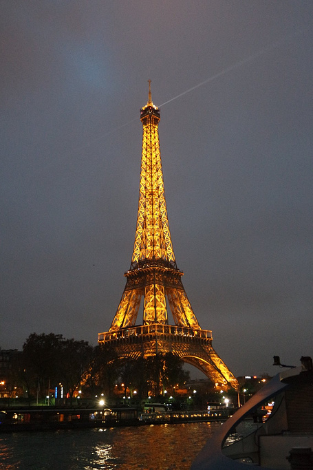 2015埃菲尔铁塔的含义是:无论何时, 无论在哪.