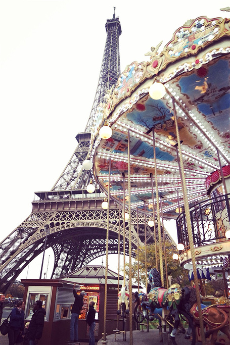 2015埃菲尔铁塔的含义是:无论何时, 无论在哪.