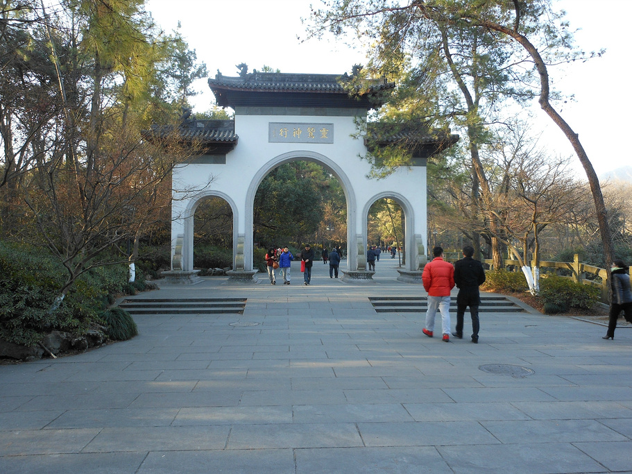 2015DAY1:火车到达杭州东站,出站之后坐地._