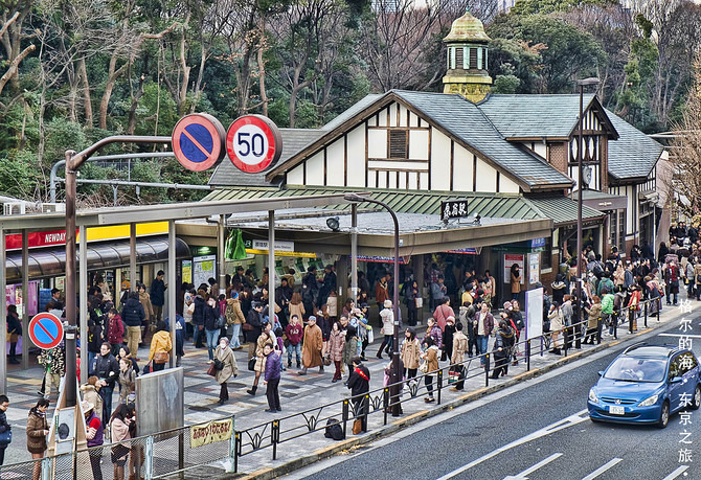 2015吃完饭。坐JR山手线去明治神宫。在JR原
