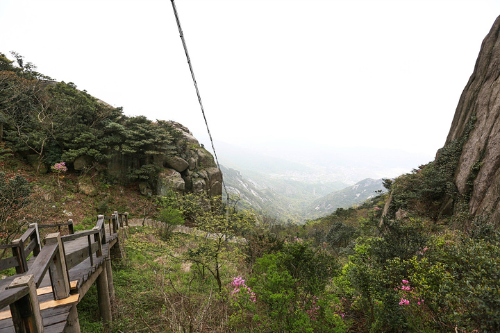 山脉向四周延伸,形成群峰起伏,层峦叠起的山海风景_桃花岛风景区"的评_风景520 奇峰高耸、风景如画的安期峰景区 这个景区以峰、石为特色,寺、洞为主体。峰就是安期峰,海拔540米,舟山千岛第一高峰。石就是石阵,遍山的奇岩怪石,组成一个白家朝圣大景观,浩浩荡荡,朝着普渡众生的观音石前进。寺就是圣岩寺,位于海拔460米山岙处,是舟山千岛位置最高的寺院。洞就是安期炼丹洞,位于海拔482米高处的一个天然岩洞,是先秦隐士安期生修道炼丹之所。这峰、石、四、洞都是舟山独一无二的。这个景区具有山青、水曲、石趣、峰奇、境幽、气爽的特点,是桃花岛女龙旅游专线必经之路。