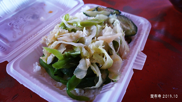 楚布寺所在的山谷 风景也很美。另一个红色的