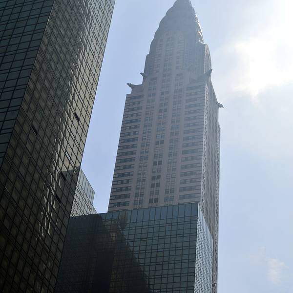 克莱斯勒大厦Chrysler Building 克莱斯勒大厦是受克莱斯勒汽车制造公司的创建者沃尔特P克莱斯的委托而建造的。它建于1926年1931年的纽约市。它是第一座摩天大楼,高度超过305米77层。金属鹰滴水嘴从61楼上凝视着下面的街道。沃尔特P克莱斯勒要求将它们制成看上去与汽车散热器帽盖的装饰物一样,作为他显赫的汽车制造帝国的标记。